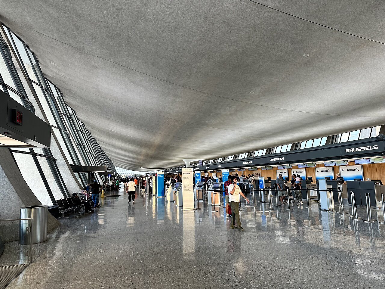 The check-in hall of Dulles's main terminal under Saarinen's curving concrete roof