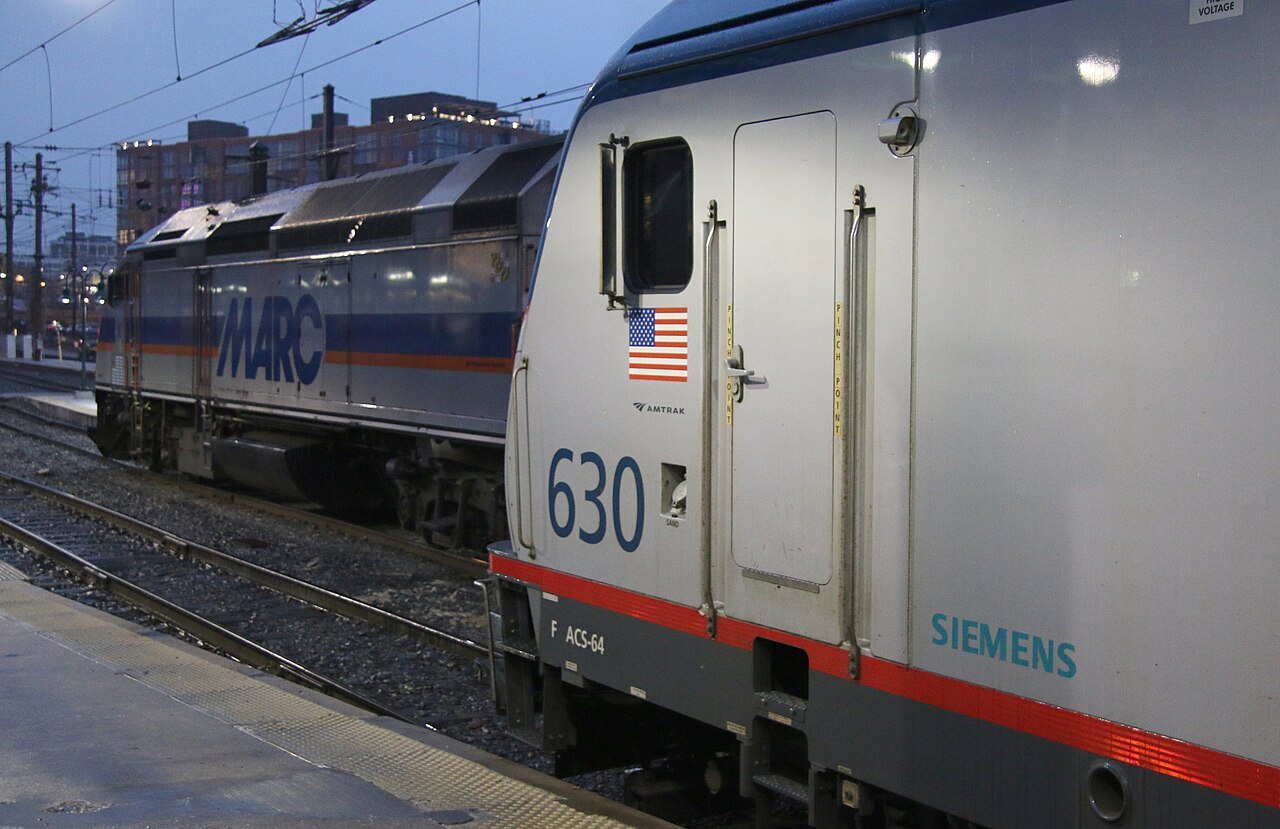 An Amtrak electric locomotive and a MARC commuter engine side by side at Union Station