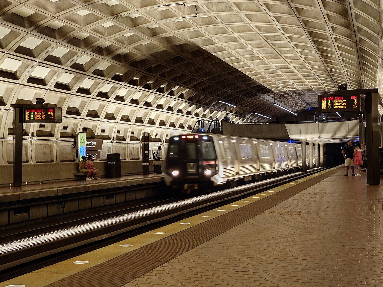 How does the Washington Metro work for visitors?