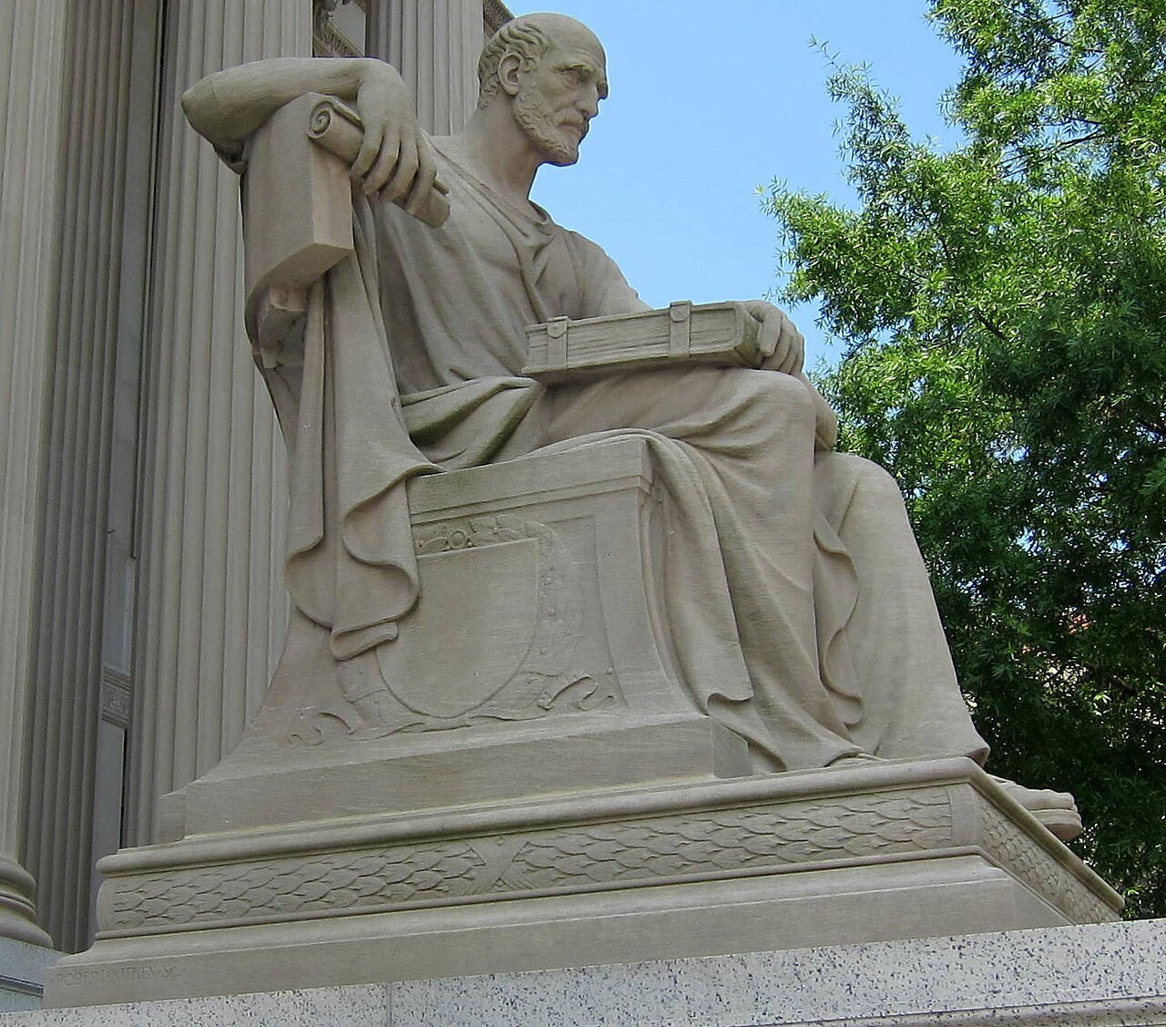 Past, a seated figure by Robert Aitken at the National Archives